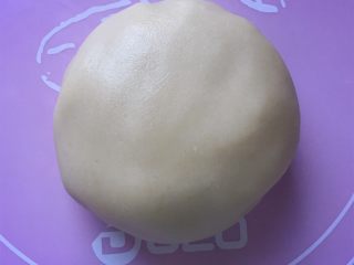 芝麻咸酥饼,将低筋面粉100克，玉米油42克，盐1.5克混合成油酥。
