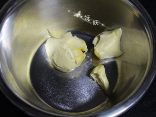 黑芝麻瓦片酥,黄油放室温软化，用手动打蛋器搅匀，记住，不要用水融化，是常温放软，软到用手指轻轻一戳就能戳透的状态。