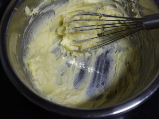 黑芝麻瓦片酥,加入糖粉，再用手动打蛋器拌匀，不要打发，搅拌到顺滑的状态就行。