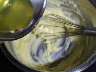 黑芝麻瓦片酥,蛋清分三次加入黄油糖粉糊里，每次都搅拌均匀再加入。