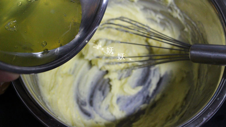 黑芝麻瓦片酥,蛋清分三次加入黄油糖粉糊里，每次都搅拌均匀再加入。