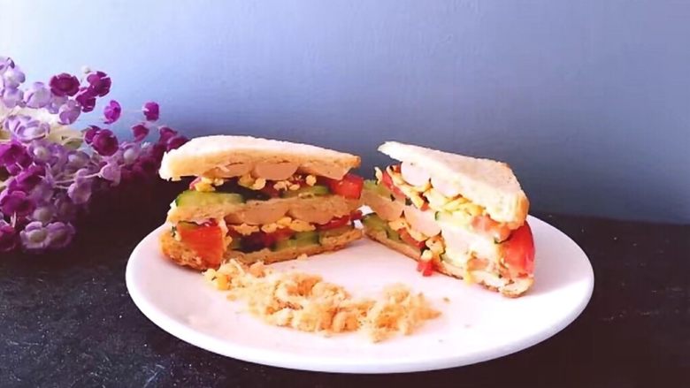 早餐 鸡蛋火腿三明治,切开即可食用，撒上少许<a style='color:red;display:inline-block;' href='/shicai/ 432'>肉松</a>。配上一杯热牛奶，美味早餐。