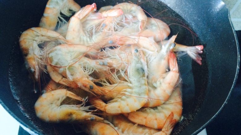 大胖的理论与我的实践—蒜蓉炒虾,虾放进去，煮一分钟。