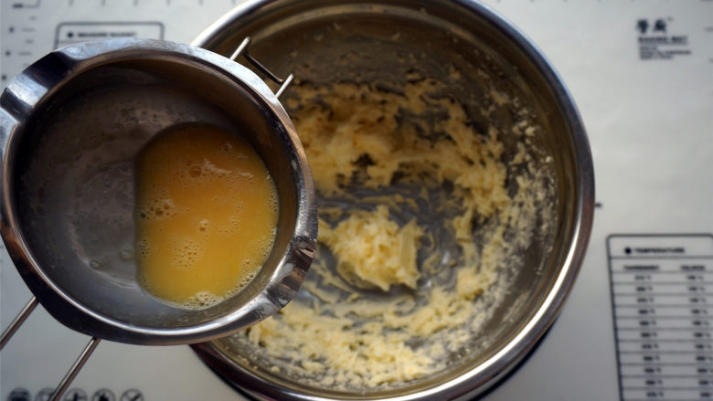 愤怒的小鸟糖霜饼干,分两次加入全蛋液，每次都待蛋液和黄油完全融合再加入下一次。