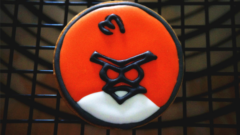 愤怒的小鸟糖霜饼干,用黑色糖霜将图案描一次。

