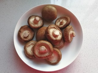 香菇素“鲍鱼”,准备适量新鲜香菇；