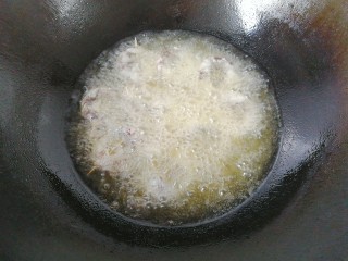香菇素“鲍鱼”,锅中入适量油，六七成热时下香菇炸制，把花刀面先朝下开炸；