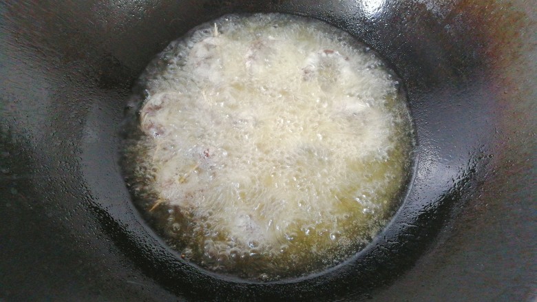 香菇素“鲍鱼”,锅中入适量油，六七成热时下香菇炸制，把花刀面先朝下开炸；