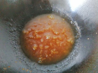 香菇素“鲍鱼”,锅中加入蚝油，生抽，白糖，少许盐，再加小半碗水淀粉烧开，煮至浓稠后关火；