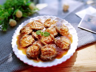 香菇素“鲍鱼”,最后将汤汁浇在盘中的香菇“小鲍”上，洒点白芝麻，就可美美享用啦！
