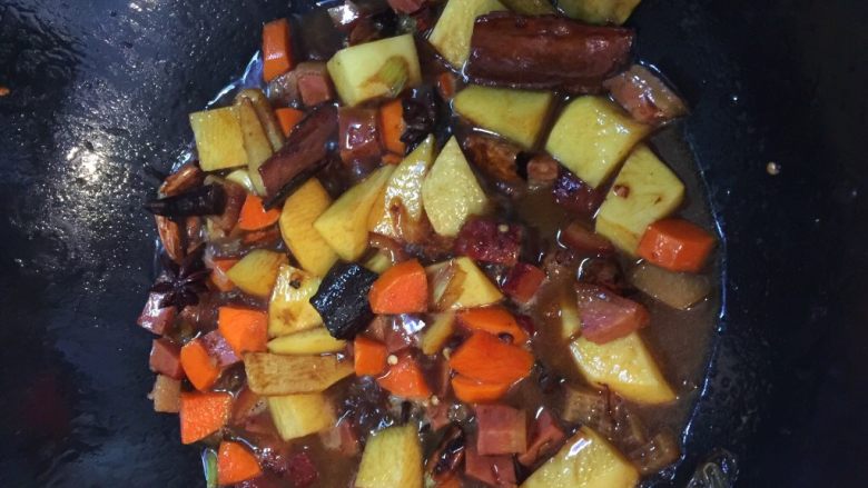 酱香肘子烩土豆盖浇饭,加入半碗水小火焖煮10分钟左右