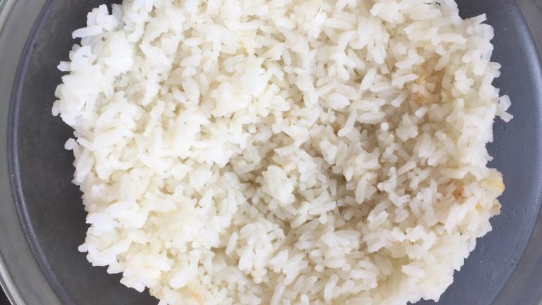 酱香肘子烩土豆盖浇饭,准备好米饭垫底