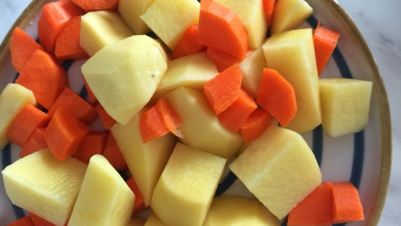 酱香肘子烩土豆盖浇饭,将胡萝卜和土豆切小块