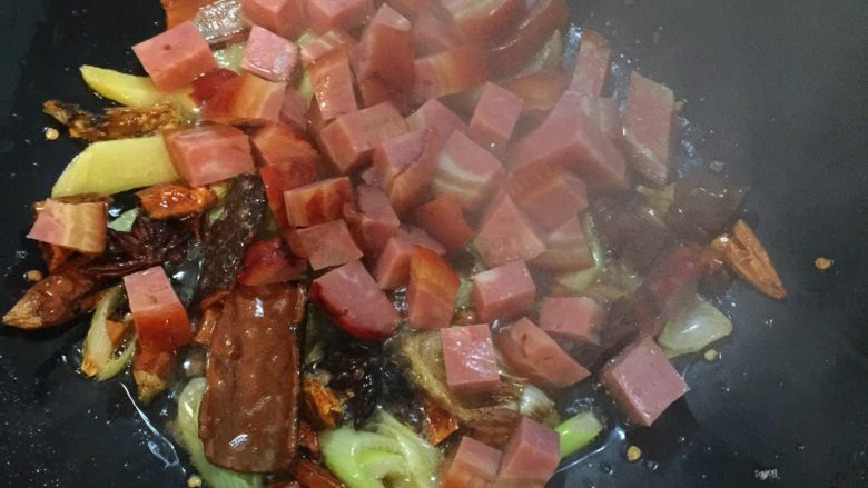 酱香肘子烩土豆盖浇饭,将肘子倒入锅中与配料一起翻炒入味