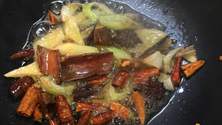 酱香肘子烩土豆盖浇饭,将配料倒入锅中翻炒