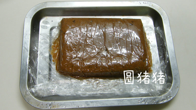 巧克力脆棒,将制好的长方形面团移到方盘上，入冰箱冷冻约20分钟。