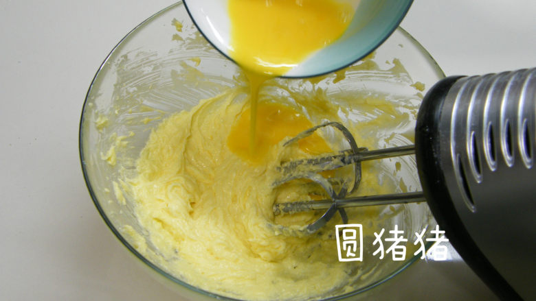 巧克力脆棒,室温<a style='color:red;display:inline-block;' href='/shicai/ 9'>鸡蛋</a>先打散成蛋液，分次少量的加入黄油中，每次需迅速搅打至蛋油完全溶合，方可加入第二次，搅拌好的状态成乳膏状。