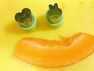 宝宝造型辅食之@@童真的眼睛(藜麦米粉，蛋黄加多种蔬果),用蔬菜切花模具，在南瓜上弄出镂空。