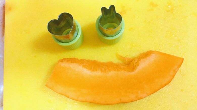 宝宝造型辅食之@@童真的眼睛(藜麦米粉，蛋黄加多种蔬果),用蔬菜切花模具，在南瓜上弄出镂空。