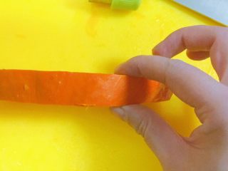 宝宝造型辅食之@@童真的眼睛(藜麦米粉，蛋黄加多种蔬果),先切三块这样厚度的南瓜，大概2-3厘米厚。因为我用的是圆形的橙色南瓜，所以造型面积有限呢。