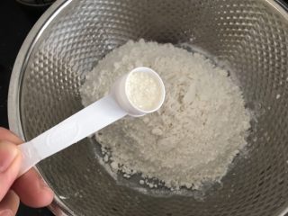 中式点心～玫瑰花馒头（南瓜版）,面粉里加入10g白糖搅拌均匀，提味并有助发酵