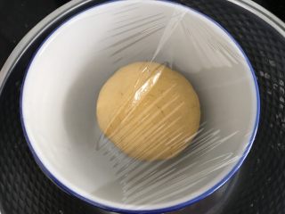 中式点心～玫瑰花馒头（南瓜版）,盖上保鲜膜发酵至1.5-2倍大
