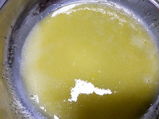 酥香小馒头,加入鸡蛋搅拌均匀，让蛋液和油融合起来。