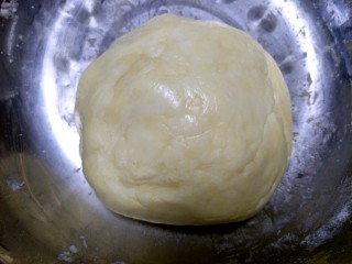 酥香小馒头,用刮刀搅拌成团。鸡蛋大小不同，面粉吸水性不同，根据面团的情况自行加牛奶，能揉成团即可。盖上保鲜膜醒30分钟