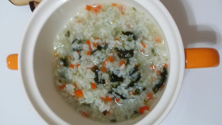 辅食：银鱼海苔粥,盛出就可以了。