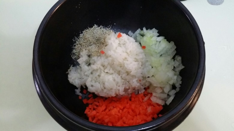 辅食：银鱼海苔粥,食材放入锅中加水煮。