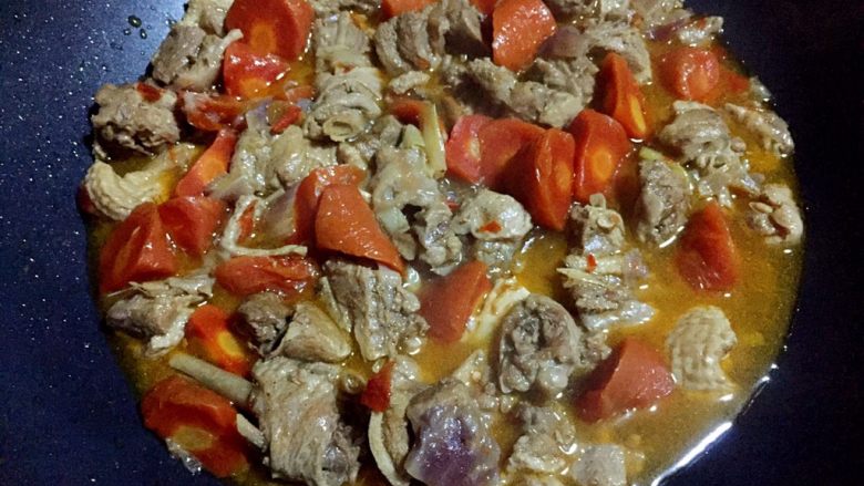 胡萝卜烧土鸭,压好的鸭肉再倒入炒锅中。
