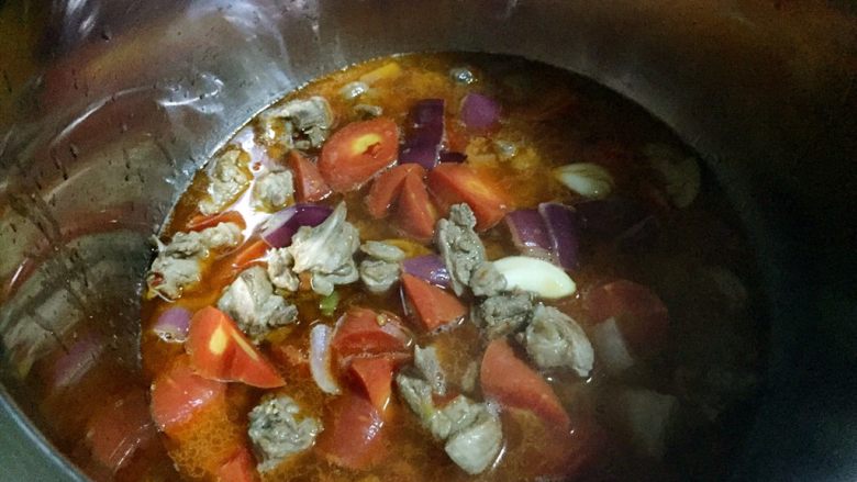 胡萝卜烧土鸭,倒入高压锅中上汽后压15分钟。
