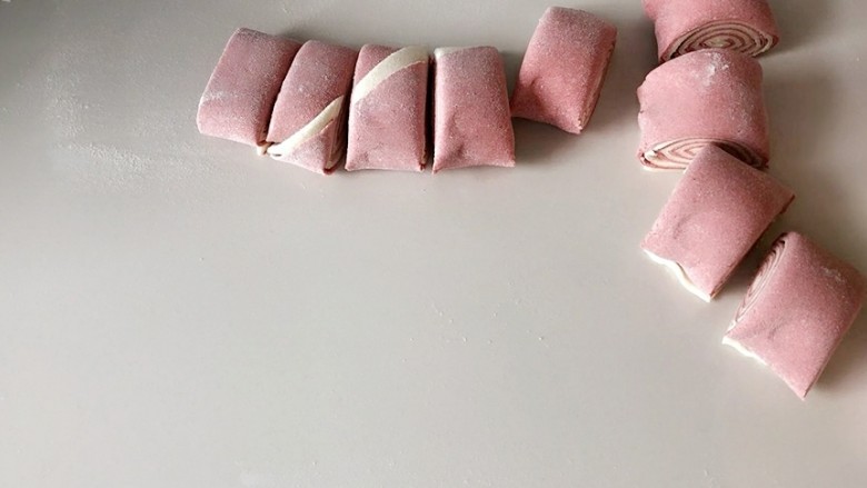 #中式点心#小蜗牛肉包子,用到切出小段。