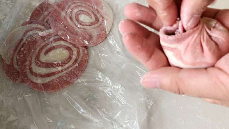 #中式点心#小蜗牛肉包子,包入自己喜欢的馅，然后包起来，收口朝下。