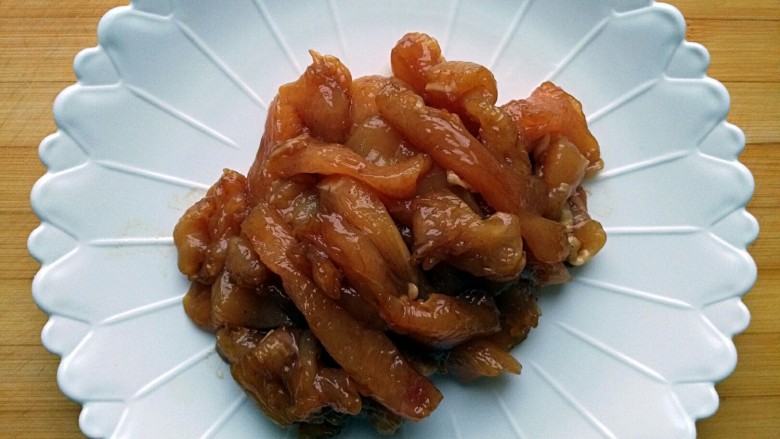 奶香鸡柳（烤箱版）,腌制好的鸡胸肉用筷子挑出来
其它丢掉即可
此时预热烤箱，190度