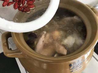 椰子粉葛煲老鸡～秋季滋养汤汤,枸杞子熄火前10分钟加入汤里