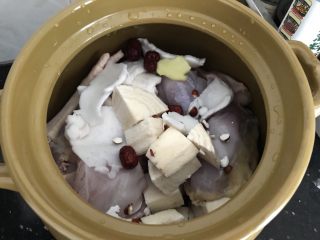 椰子粉葛煲老鸡～秋季滋养汤汤,除枸杞子以外，全部食材放入汤锅里