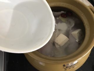 椰子粉葛煲老鸡～秋季滋养汤汤,加入清水