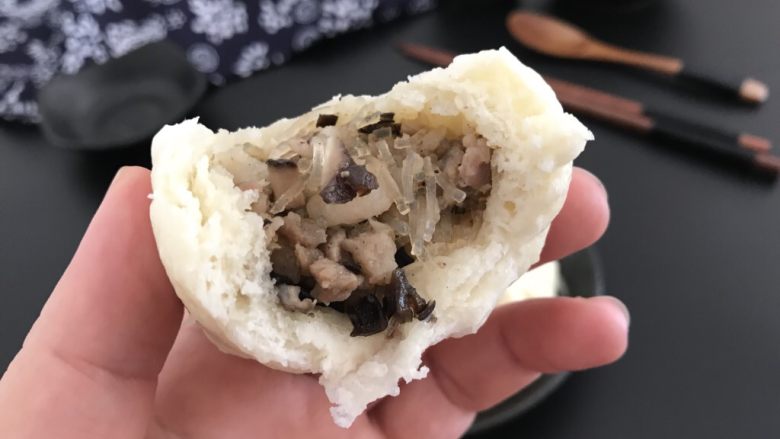 中式点心～猪肉香菇木耳粉丝包,非常美味，我忍不住边吃边拍照