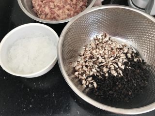 中式点心～猪肉香菇木耳粉丝包,蘑菇（鲜的）木耳（提前泡发！米粉全部切碎备用
