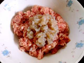 #中式点心#苏式鲜肉月饼,在松弛面团的时候做肉馅，分别把肉和虾仁剁碎。