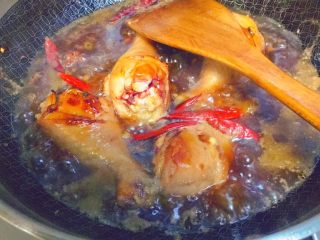 红烧系列之@@小恶魔琵琶翅「红烧鸡翅根」,调制小火熬煮30分钟以上，这样才肉够烂呢。