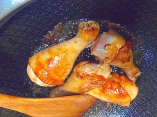 红烧系列之@@小恶魔琵琶翅「红烧鸡翅根」,冰糖变成暗红色出泡沫时候下鸡翅翻炒挂色，这糖色上得多好。因为鸡肉腌制了，所以我就没焯水，否则白腌了都涮掉了，呵呵。