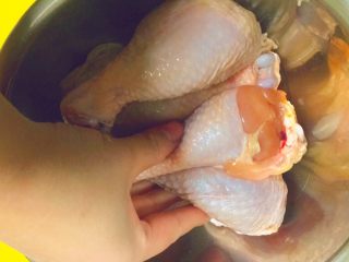 红烧系列之@@小恶魔琵琶翅「红烧鸡翅根」,然后给鸡翅做个马萨基，按摩一下，哈哈，让它完全包裹这些调料。包上保鲜膜，进冰箱腌制30分钟以上，备用。