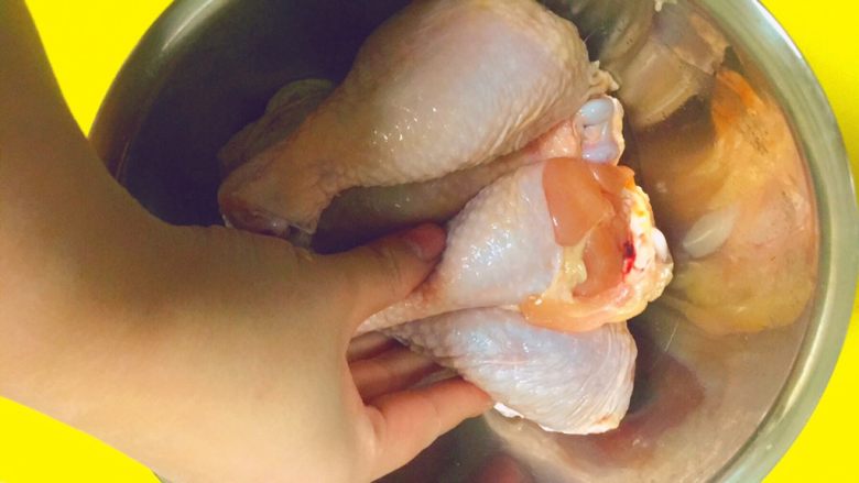 红烧系列之@@小恶魔琵琶翅「红烧鸡翅根」,然后给鸡翅做个马萨基，按摩一下，哈哈，让它完全包裹这些调料。包上保鲜膜，进冰箱腌制30分钟以上，备用。