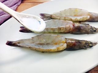 芝士焗大虾,往虾背里撒少许盐。
