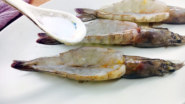 芝士焗大虾,往虾背里撒少许盐。