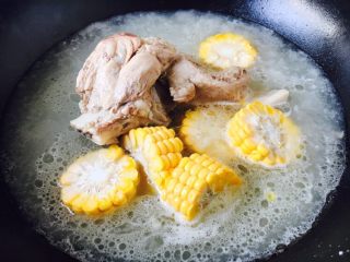 滋补养生 棒骨玉米汤,把玉米放入汤中，大火煮开，小火煮约10分钟。