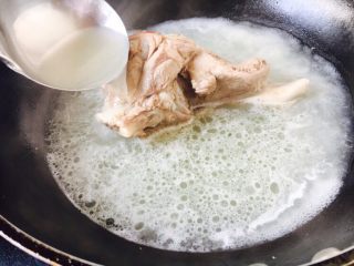 滋补养生 棒骨玉米汤,另外起一口锅，锅里盛入棒骨和棒骨汤，大火煮开。