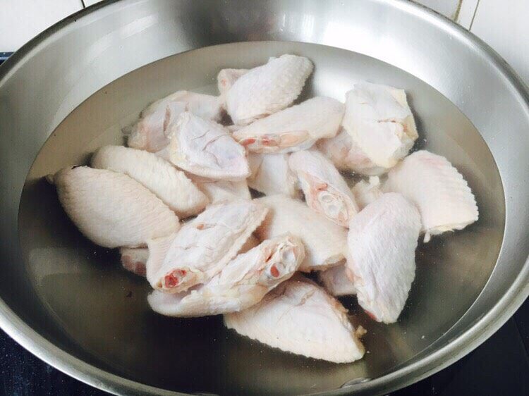 无水无盐无油 低热量 樱桃鸡翅,锅里放适量的水，放入鸡翅，待水开后撇去浮沫，煮约2～3分钟，捞出鸡翅，沥干水份备用。